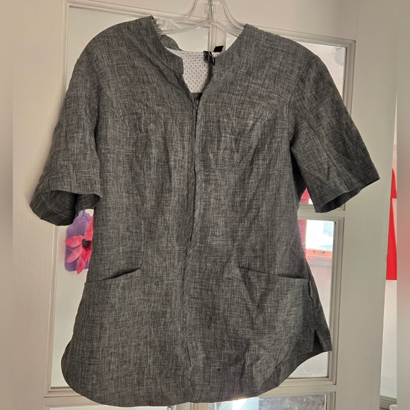 Design Collective Women's Grey V-Neck Short Sleeved Scrub Top Shirt Size Small - Picture 1 of 6